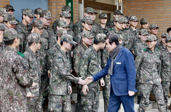 장병들과 악수를 나누는 김동일 보령시장 *재판매 및 DB 금지