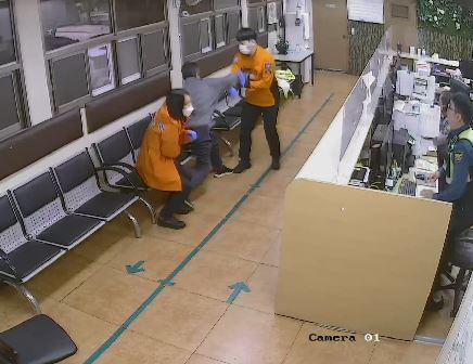 [수원=뉴시스] 소방관을 폭행하는 주취자 모습. (사진=경기도소방재난본부 제공) 2024.2.7. photo@newsis.com *재판매 및 DB 금지