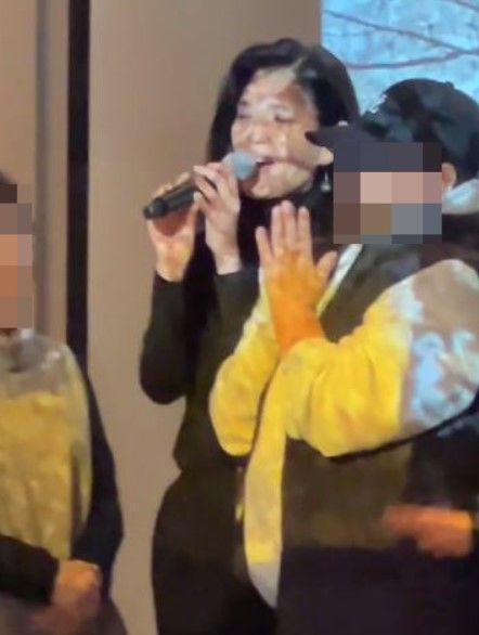 이부진 호텔신라 사장이 행사에서 노래를 부르는 모습 (사진=온라인 커뮤니티 캡처) *재판매 및 DB 금지