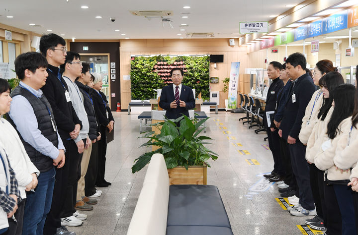 [창녕=뉴시스] 성낙인 창녕군수와 직원들이 친절행정 다짐데이 행사를 하고 있다. (사진=창녕군 제공) 2024.02.07. photo@newsis.com *재판매 및 DB 금지