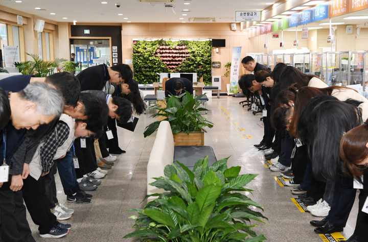 [창녕=뉴시스] 성낙인 창녕군수와 직원들이 친절행정 다짐데이 행사를 하고 있다. (사진=창녕군 제공) 2024.02.07. photo@newsis.com *재판매 및 DB 금지