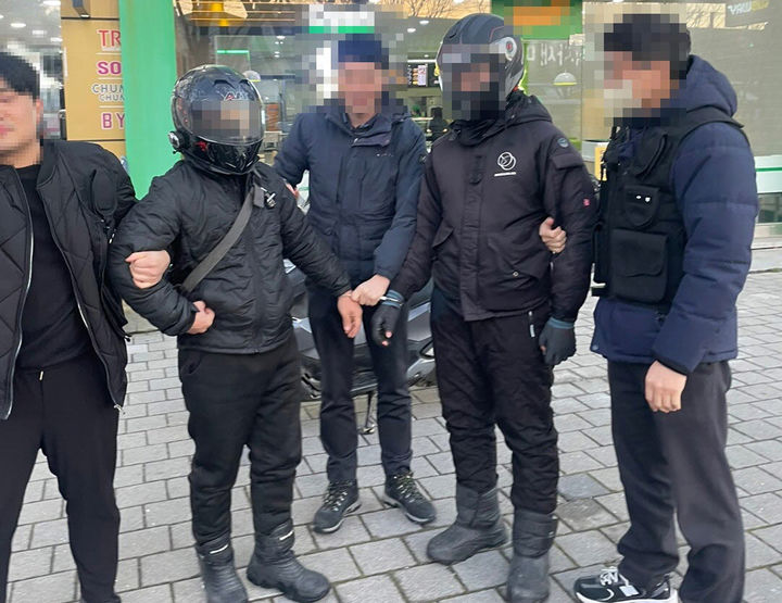 [광주=뉴시스] 광주출입국·외국인사무소 직원들이 배달대행 업체에 불법 취업한 베트남 유행생들을 적발하고 있다. (사진 = 광주출입국·외국인사무소 제공) 2024.02.07. photo@newsis.com&nbsp; *재판매 및 DB 금지