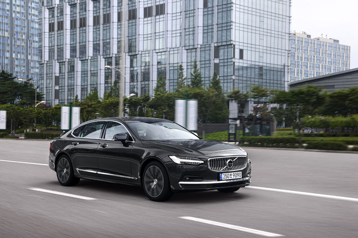 [사진=뉴시스] 볼보자동차코리아가 국내에서 판매 중인 준대형 세단 모델인 'S90'. (사진=볼보자동차코리아 제공) 2024.02.07 photo@newsis.com *재판매 및 DB 금지