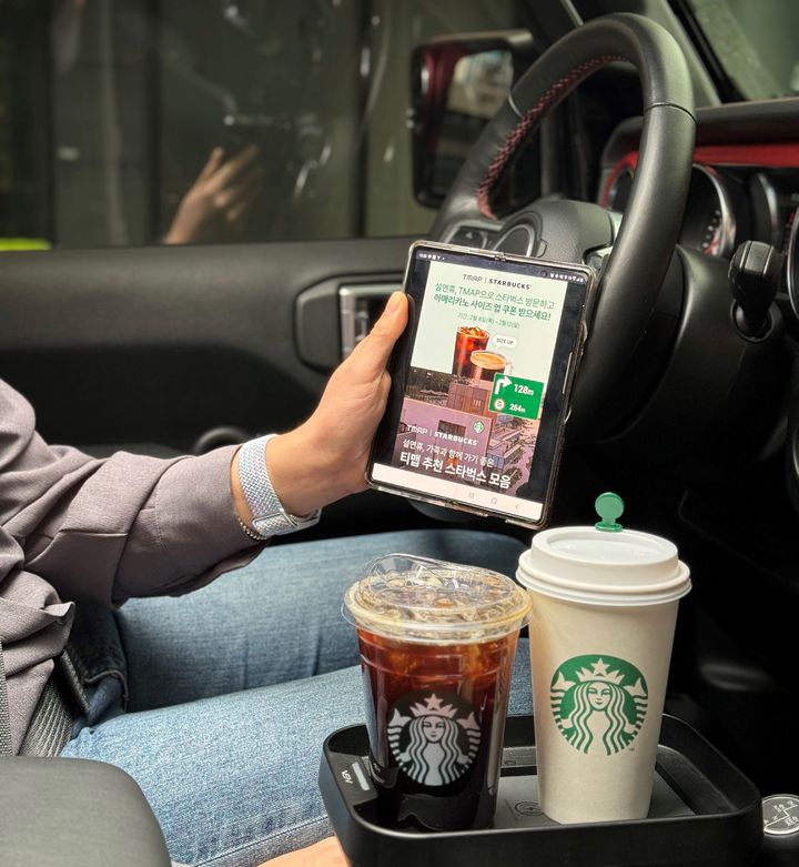 운전자가 스타벅스 사이즈업 쿠폰 증정 화면을 보고 있다.(사진=스타벅스 코리아 제공) *재판매 및 DB 금지