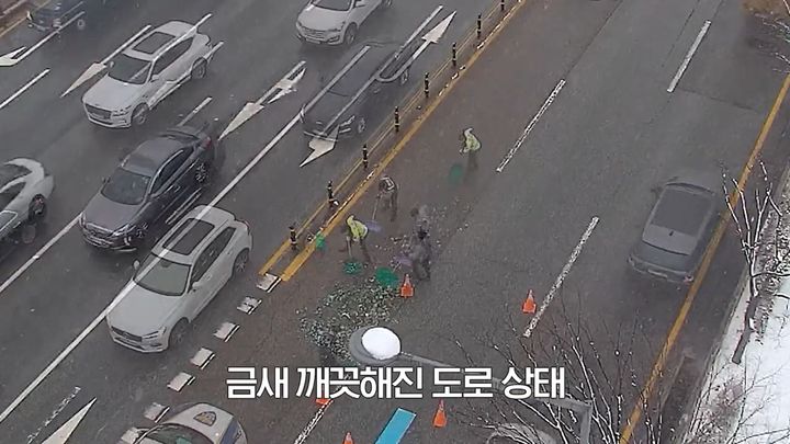 [수원=뉴시스] 수원 광교사거리 적재물 사고 현장에서 조치하고 있는 경찰들. (사진=수원남부경찰서 제공) 2024.2.7. photo@newsis.com *재판매 및 DB 금지