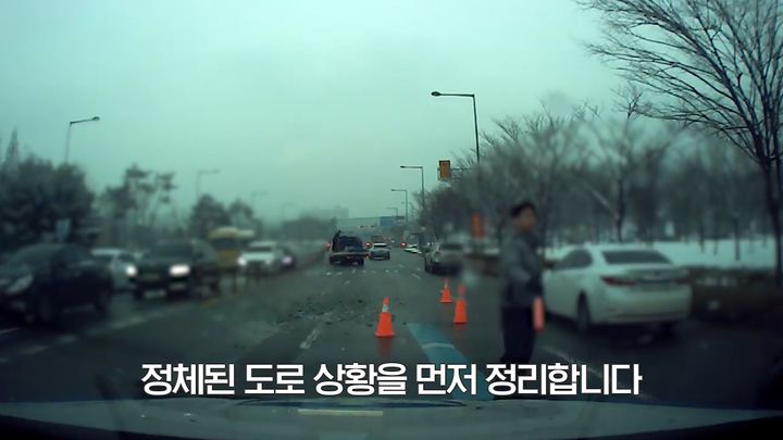 [수원=뉴시스] 수원 광교사거리 적재물 사고 현장에서 조치하고 있는 경찰들. (사진=수원남부경찰서 제공) 2024.2.7. photo@newsis.com *재판매 및 DB 금지