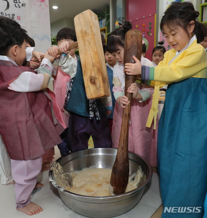[전주=뉴시스] 김얼 기자 = 민족의 대 명절인 설날을 앞둔 7일 전북 전주시 이계순동화속어린이집에서 어린이들이 곱게 한복을 입고 떡방아를 찧고 있다. 2024.02.07. pmkeul@nwsis.com