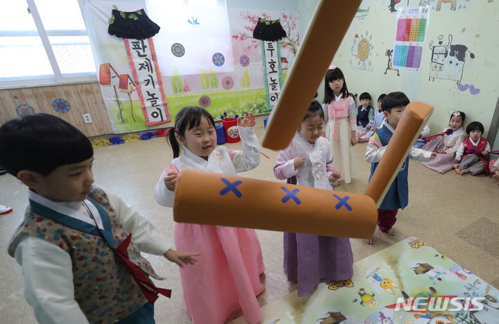 [전주=뉴시스] 김얼 기자 = 민족의 대 명절인 설날을 앞둔 7일 전북 전주시 이계순동화속어린이집에서 어린이들이 곱게 한복을 입고 윷놀이를 하고 있다. 2024.02.07. pmkeul@nwsis.com