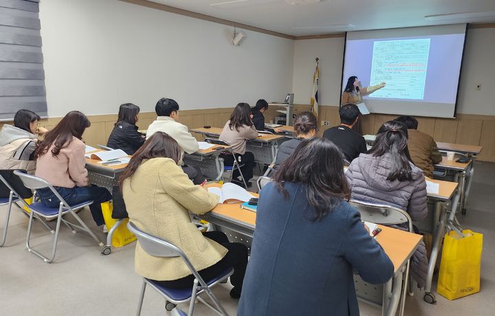 [창녕=뉴시스] 창녕군이 읍면 의료급여담당 공무원 역량강화 교육하고 있다. (사진=창녕군 제공) 2024.02.07. photo@newsis.com *재판매 및 DB 금지