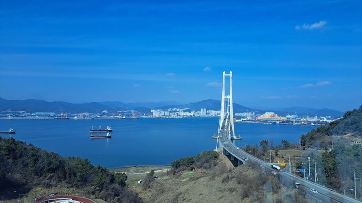 [여수=뉴시스] 전남 여수시 묘도동 이순신대교 홍보관에서 바라본 여수광양산단진출입도로(이순신대교). 2024.02.07. photo@newsis.com *재판매 및 DB 금지