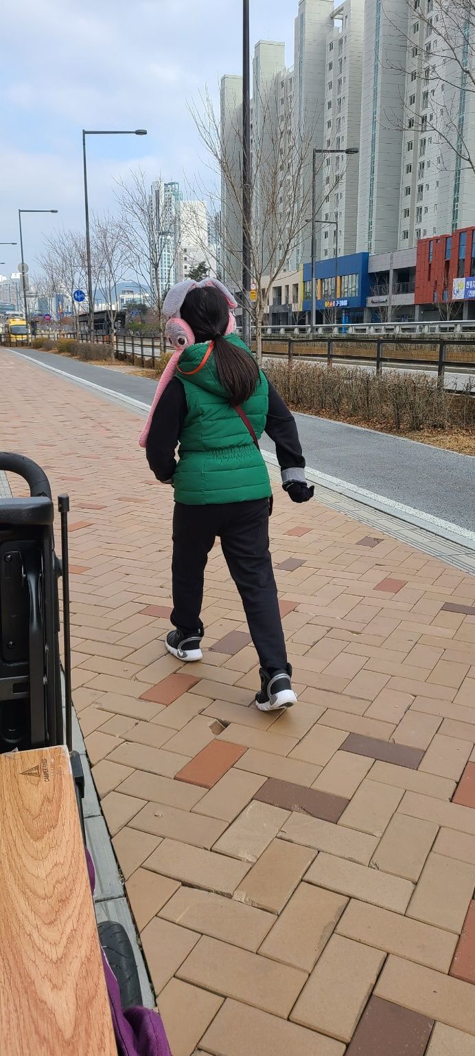 [서울=뉴시스] 세종에서 용산 대통령실까지 행군을 준비하는 박율아(8)양이 7일 세종시의회를 걸어가는 모습. (사진=박근용씨 제공) 2024.02.07. photo@newsis.com *재판매 및 DB 금지