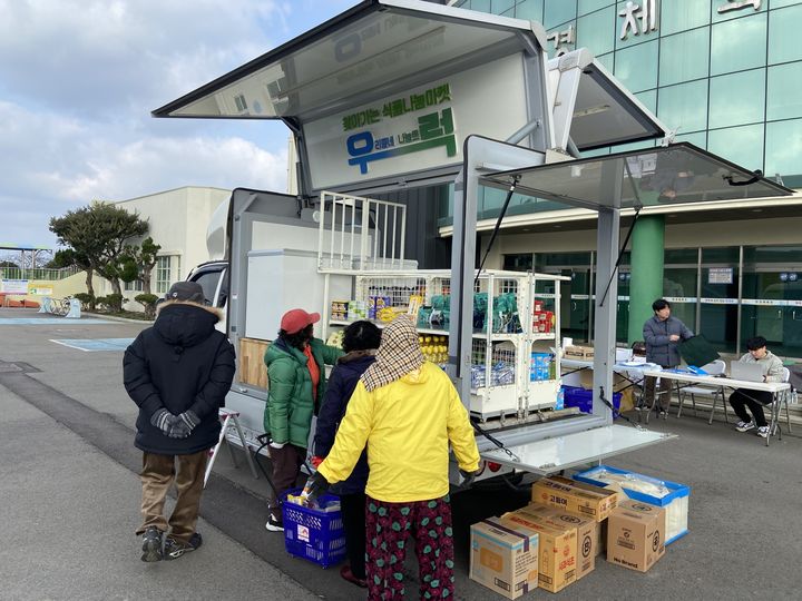 [제주=뉴시스] 7일 제주시 한경면 한경체육관 앞에서 운영 중인 '우리동네 나눔트럭'. (사진=제주도 제공) 2024.02.07. photo@newsis.com *재판매 및 DB 금지
