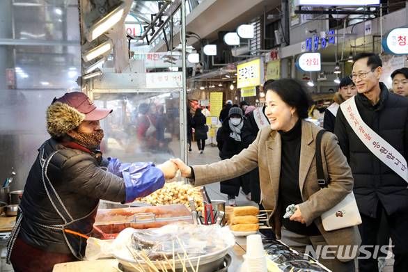 [서울=뉴시스]서울 강동구는 설 명절을 맞아 지난 2일까지 관내 전통시장 6곳을 찾아 민생 현장을 살폈다고 7일 밝혔다. (사진=강동구 제공). 2024.02.07. photo@newsis.com 