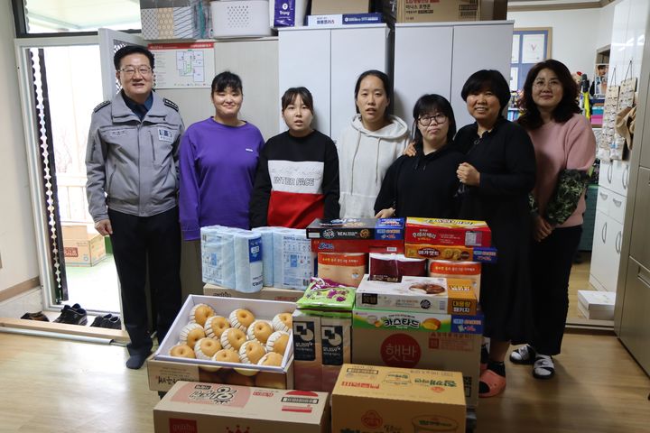 [광주=뉴시스] 광주 북부경찰서는 지난 6일 설 명절을 맞아 북구 양산동 쇄 사회복지시설을 방문해 위문품을 전달했다. 2024.02.07. photo@newsis.com *재판매 및 DB 금지