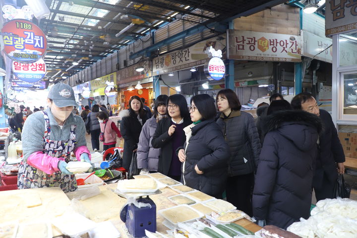 [광주=뉴시스] 광주·전남지방병무청은 7일 설 명절을 앞두고 남광주시장을 방문해 장보기 행사를 진행했다. 2024.02.07. photo@newsis.com *재판매 및 DB 금지