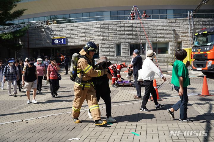 [서울=뉴시스]서울시는 '2023년 재난대응 안전한국훈련'에서 우수기관으로 선정돼 행정안전부 장관 표창을 수상했다고 8일 밝혔다. (사진=서울시 제공). 2024.02.08. photo@newsis.com 