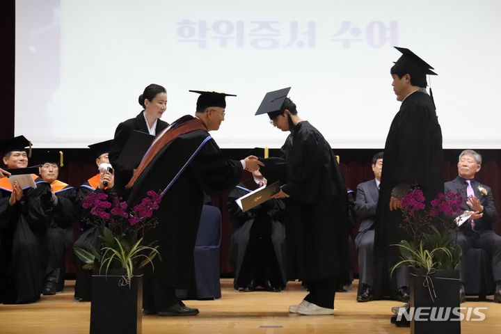 [인천=뉴시스] 한국폴리텍대학 인천캠퍼스는 7일 제55회 학위수여식·수료식을 열고 총 781명에게 학위증서·수료증을 수여했다. 사진은 학위증서 수여 모습. (사진=인천폴리텍대학 제공)