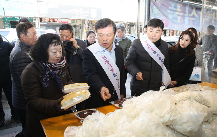 전통시장 장보기에 나선 이학수 정읍시장(왼쪽 두번째)이 샘고을시장에서 제수용 떡을 구입하고 있다. *재판매 및 DB 금지