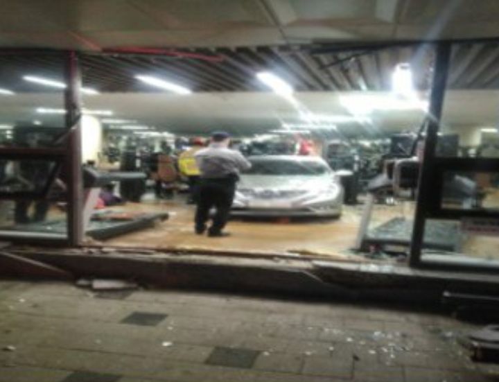 [용인=뉴시스] 7일 경기 용인시 기흥구의 한 아파트 단지 내에서 승용차가 1층 헬스장 건물로 돌진하는 사고가 발생했다. (사진=경기도소방재난본부 제공). 2024.02.07. photo@newsis.com *재판매 및 DB 금지