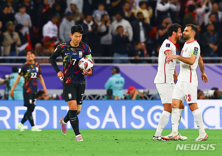 [알라이얀(카타르)=뉴시스] 김근수 기자 = 대한민국 축구 국가대표팀 손흥민이 6일(현지시간) 카타르 알라이얀 아흐메드 빈 알리 스타디움에서 열린 2023 아시아축구연맹(AFC) 카타르 아시안컵 4강전 요르단 대 대한민국의 경기 후반, 요르단 야잔 알나이마트에게 선취골을 내주자 아쉬워하고 있다. 2024.02.07. ks@newsis.com
