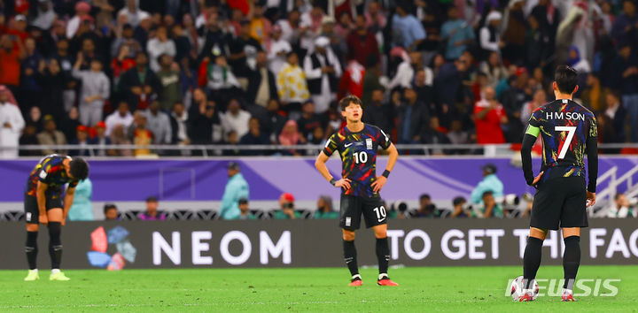 [알라이얀(카타르)=뉴시스] 김근수 기자 = 대한민국 축구 국가대표팀이 6일(현지시간) 카타르 알라이얀 아흐메드 빈 알리 스타디움에서 열린 2023 아시아축구연맹(AFC) 카타르 아시안컵 4강전 요르단 대 대한민국의 경기 후반, 요르단 야잔 알나이마트에게 선취골을 내주자 아쉬워하고 있다. 2024.02.07. ks@newsis.com