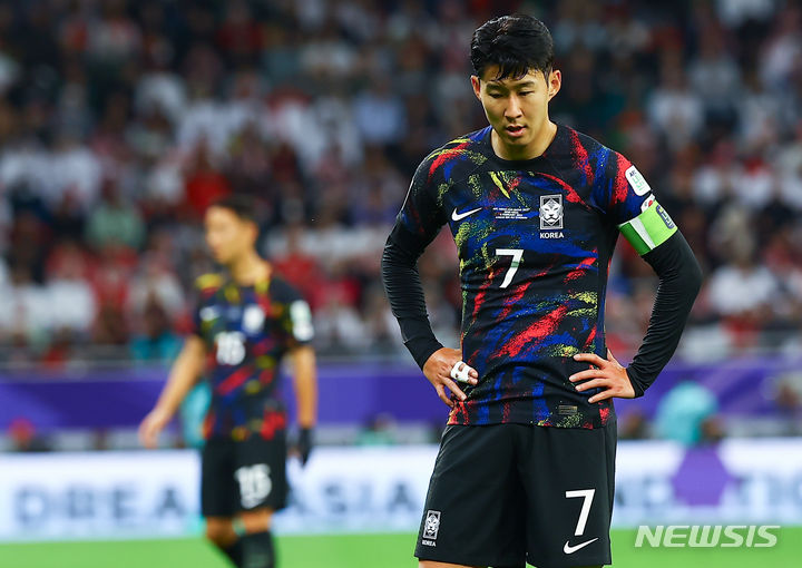 [알라이얀(카타르)=뉴시스] 김근수 기자 = 대한민국 축구 국가대표팀 손흥민이 6일(현지시간) 카타르 알라이얀 아흐메드 빈 알리 스타디움에서 열린 2023 아시아축구연맹(AFC) 카타르 아시안컵 4강전 요르단 대 대한민국의 경기 후반, 요르단 야잔 알나이마트에게 선취골을 내주자 아쉬워하고 있다. 2024.02.07. ks@newsis.com