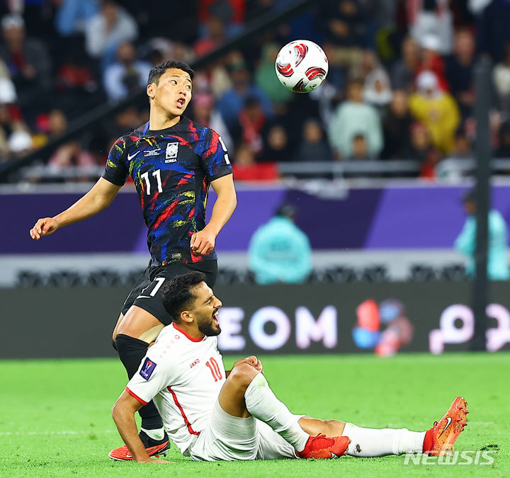 [알라이얀(카타르)=뉴시스] 김근수 기자 = 6일(현지시간) 카타르 알라이얀 아흐메드 빈 알리 스타디움에서 열린 2023 아시아축구연맹(AFC) 카타르 아시안컵 4강전 요르단 대 대한민국의 경기 후반, 대한민국 황희찬이 요르단 알타마리와 볼 경합을 하고 있다. 2024.02.07. ks@newsis.com