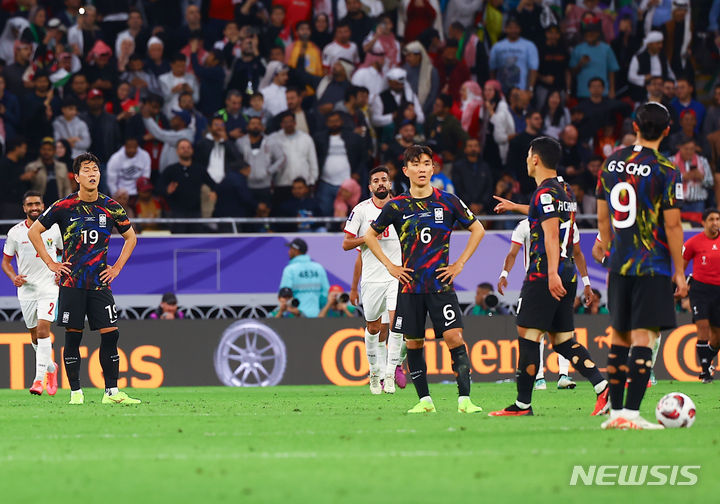 [알라이얀(카타르)=뉴시스] 김근수 기자 = 대한민국 축구 국가대표팀이 6일(현지시간) 카타르 알라이얀 아흐메드 빈 알리 스타디움에서 열린 2023 아시아축구연맹(AFC) 카타르 아시안컵 4강전 요르단 대 대한민국의 경기 후반, 요르단 알타마리에게 추가골을 내주자 아쉬워하고 있다. 2024.02.07. ks@newsis.com