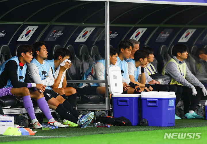 [알라이얀(카타르)=뉴시스] 김근수 기자 = 대한민국 축구 국가대표팀 벤치 선수들이 6일(현지시간) 카타르 알라이얀 아흐메드 빈 알리 스타디움에서 열린 2023 아시아축구연맹(AFC) 카타르 아시안컵 4강전 요르단 대 대한민국의 경기 후반, 요르단 알타마리에게 추가골을 내주자 아쉬워하고 있다. 2024.02.07. ks@newsis.com