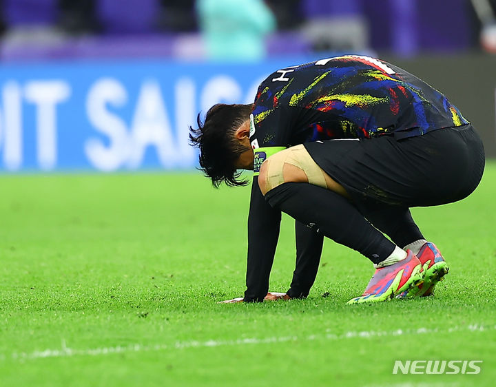 [알라이얀(카타르)=뉴시스] 김근수 기자 = 6일(현지시간) 카타르 알라이얀 아흐메드 빈 알리 스타디움에서 열린 2023 아시아축구연맹(AFC) 카타르 아시안컵 4강전 요르단 대 대한민국의 경기가 요르단의 2:0으로 승리로 대한민국의 결승 진출이 좌절됐다. 대한민국 손흥민이 경기 종료 후 아쉬워하고 있다. 2024.02.07. ks@newsis.com