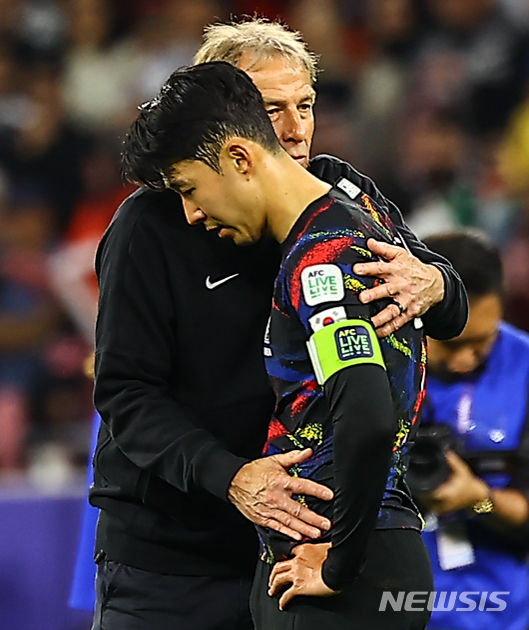 [알라이얀(카타르)=뉴시스] 김근수 기자 = 6일(현지시간) 카타르 알라이얀 아흐메드 빈 알리 스타디움에서 열린 2023 아시아축구연맹(AFC) 카타르 아시안컵 4강전 요르단 대 대한민국의 경기가 요르단의 2:0으로 승리로 대한민국의 결승 진출이 좌절됐다. 대한민국 축구 대표팀 위르겐 클린스만 감독이 손흥민을 위로하고 있다. 2024.02.07. ks@newsis.com