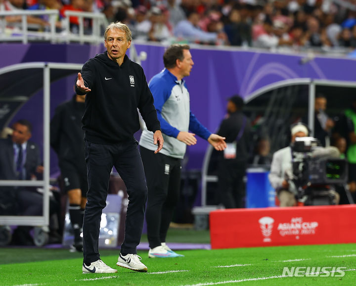 [알라이얀(카타르)=뉴시스] 김근수 기자 = 대한민국 축구 국기대표팀 위르겐 클린스만 감독이 6일(현지시간) 카타르 알라이얀 아흐메드 빈 알리 스타디움에서 열린 2023 아시아축구연맹(AFC) 카타르 아시안컵 4강전 요르단 대 대한민국의 경기 후반 심판에게 항의하고 있다. 2024.02.07. ks@newsis.com
