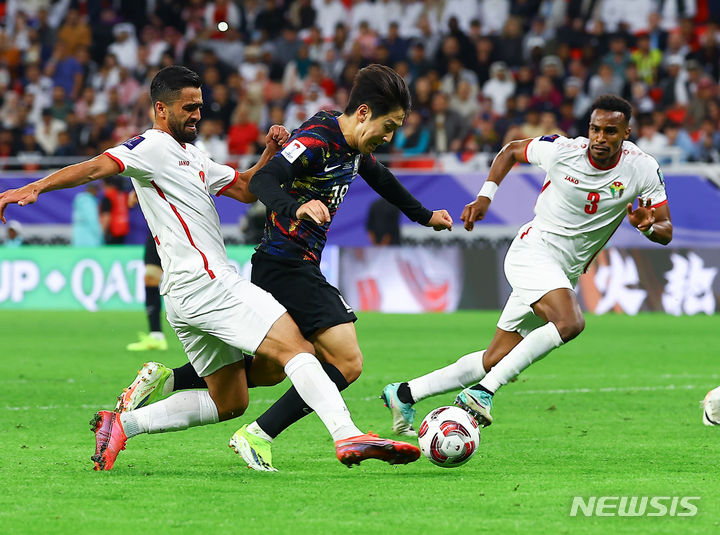 [알라이얀(카타르)=뉴시스] 김근수 기자 = 9일 모바일인덱스에 따르면 지난달 쿠팡플레이 앱 월 이용자 수(MAU)는 778만5131명이다. 2020년 12월 출시 후 역대 최대치다. 사진은 지난 6일(현지시간) 2023 아시아축구연맹(AFC) 카타르 아시안컵 4강전 요르단 대 대한민국의 경기 후반 대한민국 이강인이 돌파하고 있는 모습. 2024.02.07. ks@newsis.com