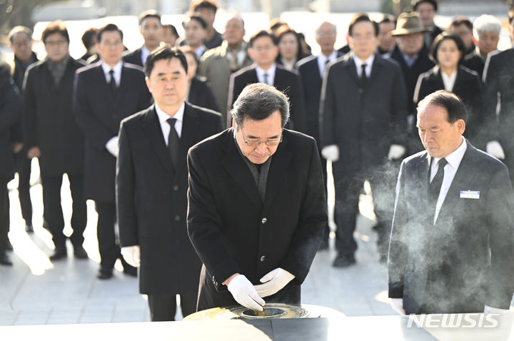 [광주=뉴시스] 박기웅 기자 = 이낙연 새로운미래당 공동대표가 7일 오전 광주 북구 운정동 국립5·18민주묘지에서 헌화·분향하고 있다. 2024.02.07. pboxer@newsis.com