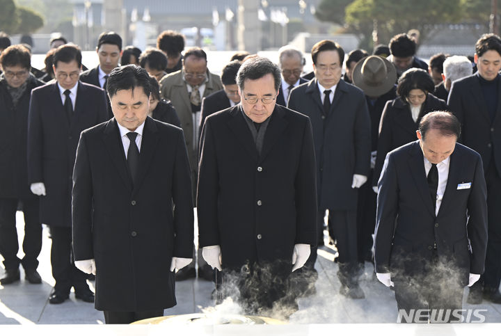 [광주=뉴시스] 박기웅 기자 = 이낙연·김종민 새로운미래당 공동대표가 7일 오전 광주 북구 운정동 국립5·18민주묘지에서 묵념하고 있다. 2024.02.07. pboxer@newsis.com