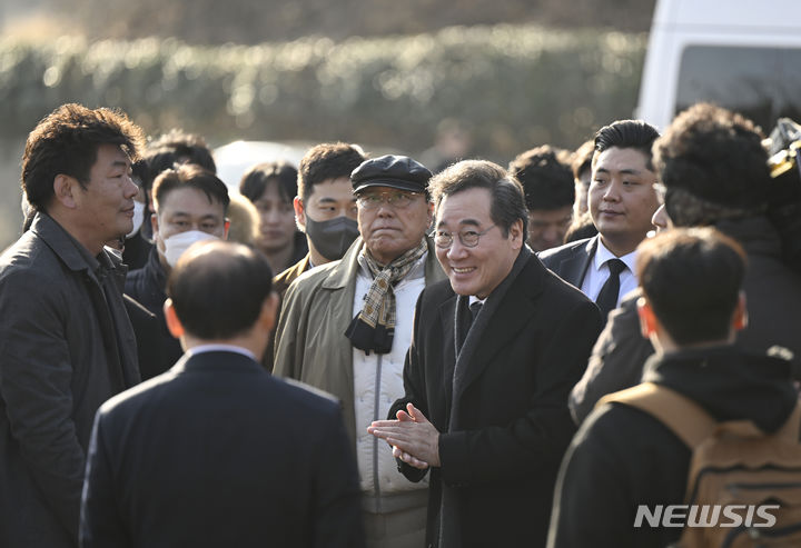 [광주=뉴시스] 박기웅 기자 = 이낙연 새로운미래당 공동대표가 7일 오전 지지자들의 환호를 받으며 광주 북구 운정동 국립5·18민주묘지 참배를 위해 들어서고 있다. 2024.02.07. pboxer@newsis.com