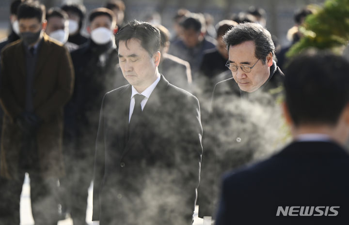 [광주=뉴시스] 박기웅 기자 = 이낙연·김종민 새로운미래당 공동대표가 7일 오전 광주 북구 운정동 국립5·18민주묘지에서 묵념을 하고 있다. 2024.02.06. pboxer@newsis.com