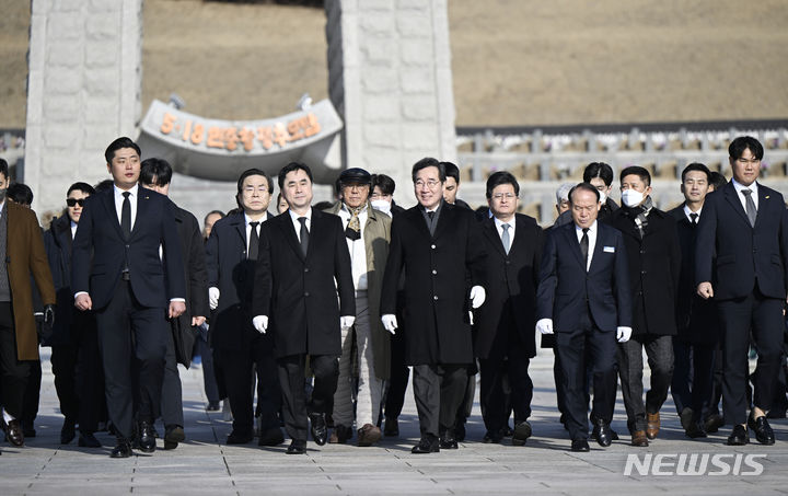 [광주=뉴시스] 박기웅 기자 = 이낙연·김종민 새로운미래당 공동대표가 7일 오전 광주 북구 운정동 국립5·18민주묘지에서 참배를 마치고 이동하고 있다. 2024.02.06. pboxer@newsis.com