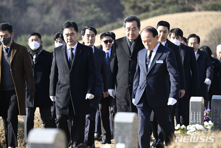 [광주=뉴시스] 박기웅 기자 = 이낙연 새로운미래당 공동대표가 7일 오전 광주 북구 운정동 국립5·18민주묘지에서 묘소 참배를 위해 이동하고 있다. 2024.02.06. pboxer@newsis.com