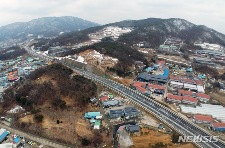 [포천=뉴시스] 고승민 기자 = 수도권 제2순환 고속도로 중 포천-조안 구간이 7일 오후 2시부터 개통됐다. 포천-조안 고속도로는 민자사업으로 추진된 포천-화도 구간과 재정사업으로 추진된 화도-조안 구간이 동시에 개통하는 것으로, 왕복 4차로 및 총 연장 33.6㎞ 길이의 고속도로다. 특히 이번 개통으로 우리나라 고속도로는 총 연장 5000㎞ 시대를 개막하게 됐다. 사진은 이날 개통된 포천-화도 구간의 포천 소홀읍 인근 도로 모습. 2024.02.07. kkssmm99@newsis.com