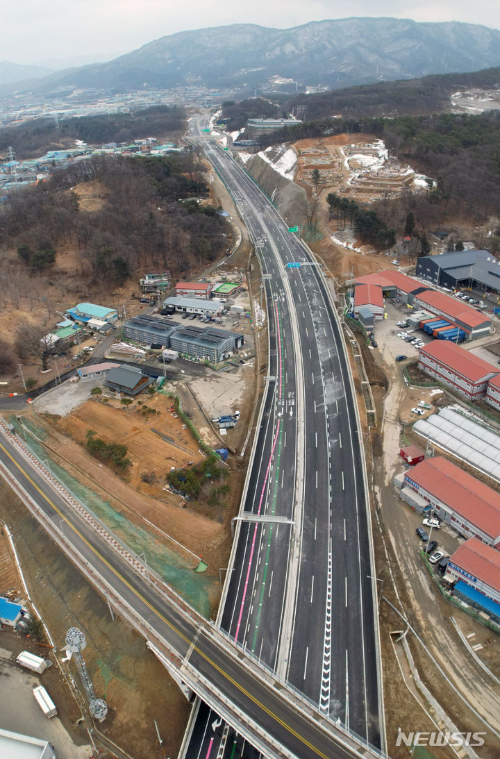 [포천=뉴시스] 고승민 기자 = 수도권 제2순환 고속도로 중 포천-조안 구간이 7일 오후 2시부터 개통됐다. 포천-조안 고속도로는 민자사업으로 추진된 포천-화도 구간과 재정사업으로 추진된 화도-조안 구간이 동시에 개통하는 것으로, 왕복 4차로 및 총 연장 33.6㎞ 길이의 고속도로다. 특히 이번 개통으로 우리나라 고속도로는 총 연장 5000㎞ 시대를 개막하게 됐다. 사진은 이날 개통된 포천-화도 구간의 포천 소홀읍 인근 도로 모습. 2024.02.07. kkssmm99@newsis.com