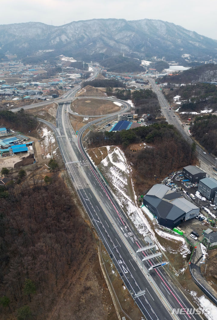 [포천=뉴시스] 고승민 기자 = 수도권 제2순환 고속도로 중 포천-조안 구간이 7일 오후 2시부터 개통됐다. 포천-조안 고속도로는 민자사업으로 추진된 포천-화도 구간과 재정사업으로 추진된 화도-조안 구간이 동시에 개통하는 것으로, 왕복 4차로 및 총 연장 33.6㎞ 길이의 고속도로다. 특히 이번 개통으로 우리나라 고속도로는 총 연장 5000㎞ 시대를 개막하게 됐다. 사진은 이날 개통된 포천-화도 구간의 포천 소홀읍 인근 도로 모습. 2024.02.07. kkssmm99@newsis.com