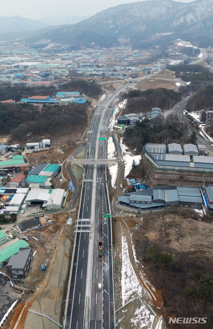 [포천=뉴시스] 고승민 기자 = 수도권 제2순환 고속도로 중 포천-조안 구간이 7일 오후 2시부터 개통됐다. 포천-조안 고속도로는 민자사업으로 추진된 포천-화도 구간과 재정사업으로 추진된 화도-조안 구간이 동시에 개통하는 것으로, 왕복 4차로 및 총 연장 33.6㎞ 길이의 고속도로다. 특히 이번 개통으로 우리나라 고속도로는 총 연장 5000㎞ 시대를 개막하게 됐다. 사진은 이날 개통된 포천-화도 구간의 포천 소홀읍 인근 도로 모습. 2024.02.07. kkssmm99@newsis.com