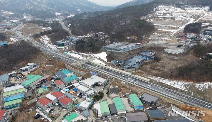 [포천=뉴시스] 고승민 기자 = 수도권 제2순환 고속도로 중 포천-조안 구간이 7일 오후 2시부터 개통됐다. 포천-조안 고속도로는 민자사업으로 추진된 포천-화도 구간과 재정사업으로 추진된 화도-조안 구간이 동시에 개통하는 것으로, 왕복 4차로 및 총 연장 33.6㎞ 길이의 고속도로다. 특히 이번 개통으로 우리나라 고속도로는 총 연장 5000㎞ 시대를 개막하게 됐다. 사진은 이날 개통된 포천-화도 구간의 포천 소홀읍 인근 도로 모습. 2024.02.07. kkssmm99@newsis.com