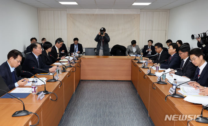 [서울=뉴시스] 배훈식 기자 = 방기선 국무조정실장이 7일 오후 서울 종로구 서울시 통합신고대응센터에서 보이스 피싱 등 대응 범정부 TF회의를 하고 있다. 2024.02.07. dahora83@newsis.com