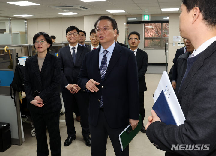 [서울=뉴시스] 배훈식 기자 = 방기선 국무조정실장이 7일 오후 서울 종로구 범정부 합동 전기통신금융사기 통합신고대응센터를 찾아 현장을 둘러보고 있다. 2024.02.07. dahora83@newsis.com
