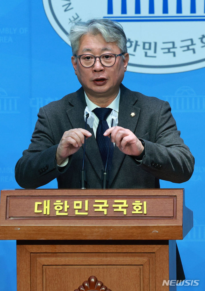 [서울=뉴시스] 고범준 기자 = 조응천 원칙과상식 의원이 7일 오후 서울 여의도 국회 소통관에서 김민재 더불어민주당 경남도당 대학생위원회 위원장의 탈당 기자회견을 하고 있다. 2024.02.07. bjko@newsis.com