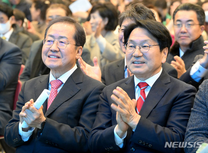 [광주=뉴시스] 김혜인 기자 =  '달빛철도 특별법 국회 통과 축하행사'가 열린 7일 오후 광주 서구 김대중컨벤션센터에서 강기정 광주시장과 홍준표 대구시장이 박수치고 있다. 2024.02.07. hyein0342@newsis.com