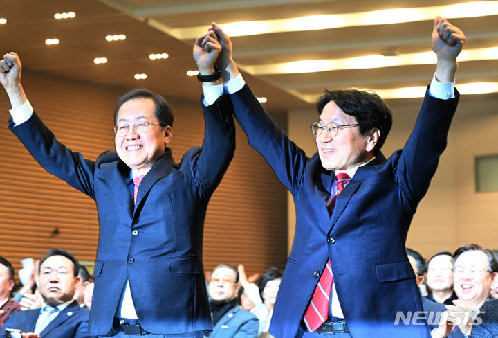 [광주=뉴시스] 김혜인 기자 =  '달빛철도 특별법 국회 통과 축하행사'가 열린 7일 오후 광주 서구 김대중컨벤션센터에서 강기정 광주시장과 홍준표 대구시장이 손을 맞잡고 있다. 2024.02.07. hyein0342@newsis.com