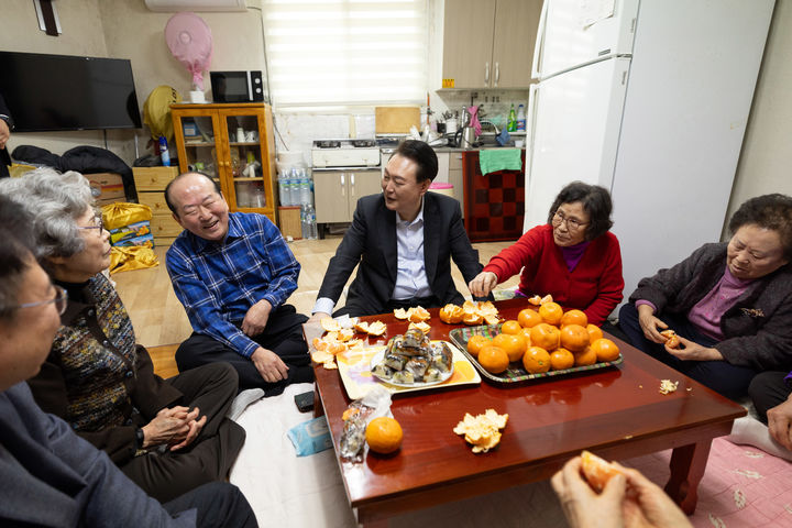 [서울=뉴시스] 윤석열 대통령이 설을 앞두고 7일 서울 강북구에 위치한 미등록 경로당을 방문해 어르신들과 환담하고 있다. (사진=대통령실 제공) 2024.02.07. photo@newsis.com *재판매 및 DB 금지